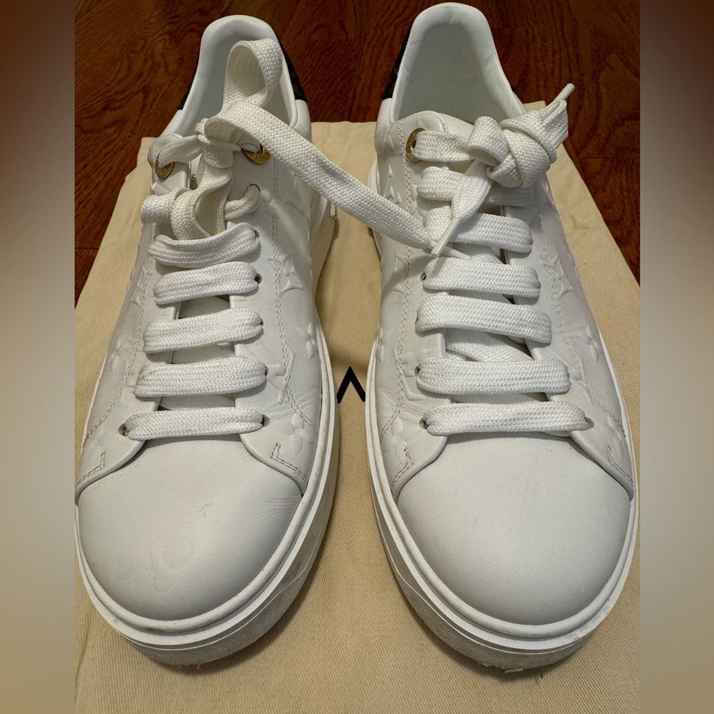 louis vuitton sneaker women in size 8US 39UK good as new only wore twice!